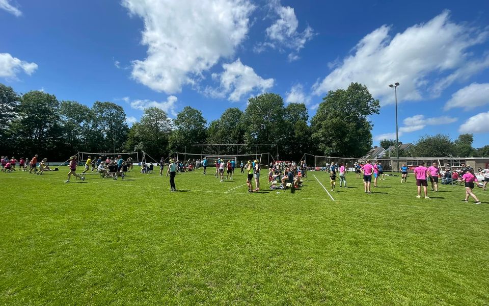 volleybal toernooi doprsfeest hallum grasveld spelers wolken bomen