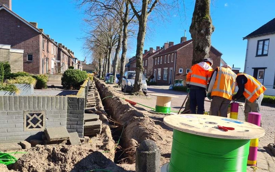 graven glasvezel kabel straat bomen huizen hallum delta netwerk