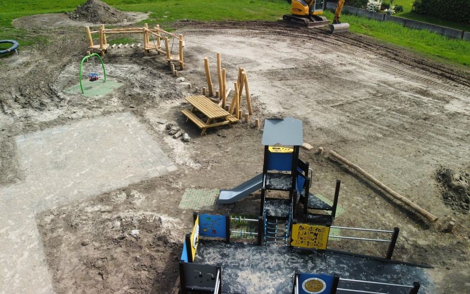vernieuwen speeltuin speeltoestellen singel hallum