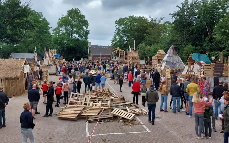 spikerdoarp hallum spijkers hutten bouwen pallets hout spijkerdorp pallet