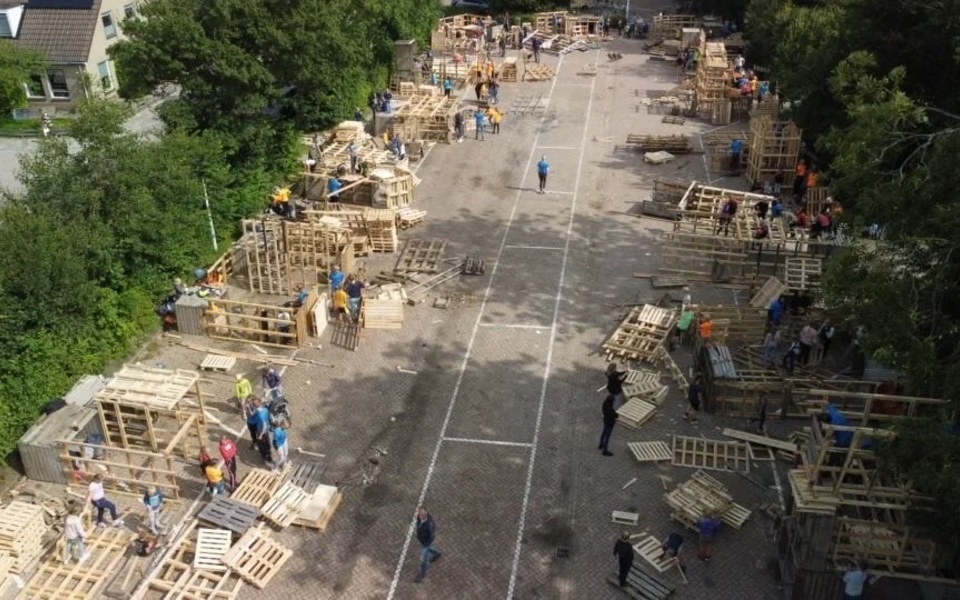 spikerdoarp hallum spijkers hutten bouwen pallets hout spijkerdorp pallet