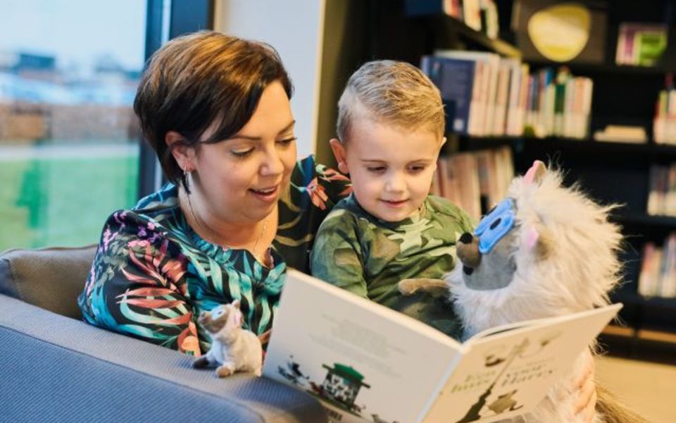 dokter leesplezier voorlezen moeder kind knuffel boek bibliotheek hallum