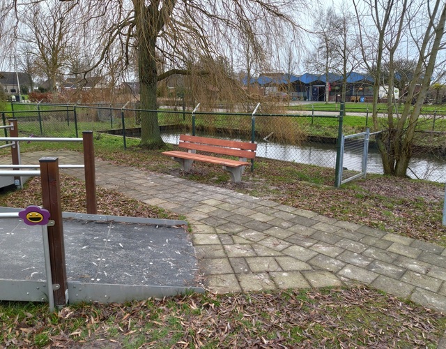 nieuw zitbanken speeltuin hallum singel zitbank bomen