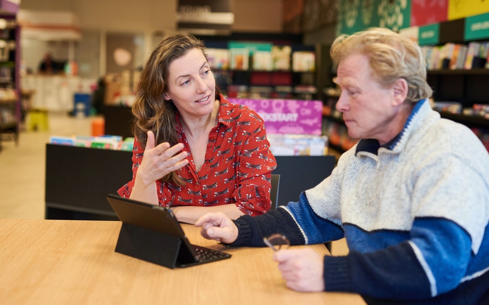 Digitaal spreekuur in de bibliotheek van hallum hulp tablet digid computer telefoon 