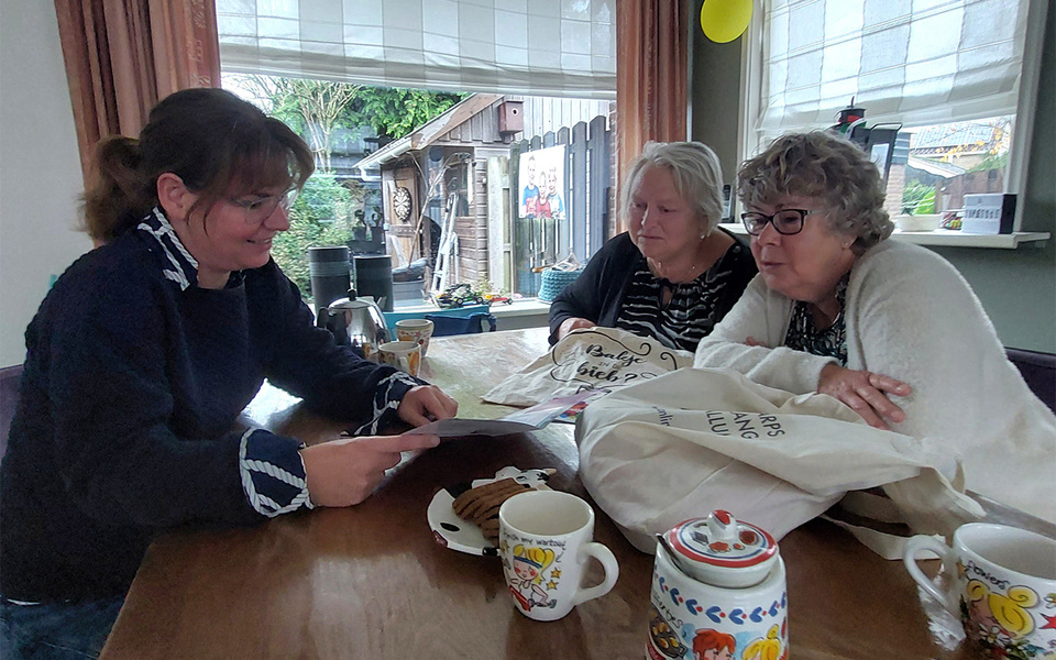 keukentafel tafel mattie margrete joke doarpsbelang hallum welkomstasje tas koffie thee koekjes nieuwe inwoners welkom