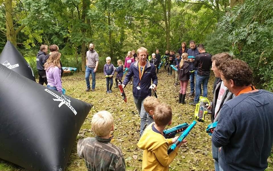 lasergamen buiten bos bomen gras kinderen