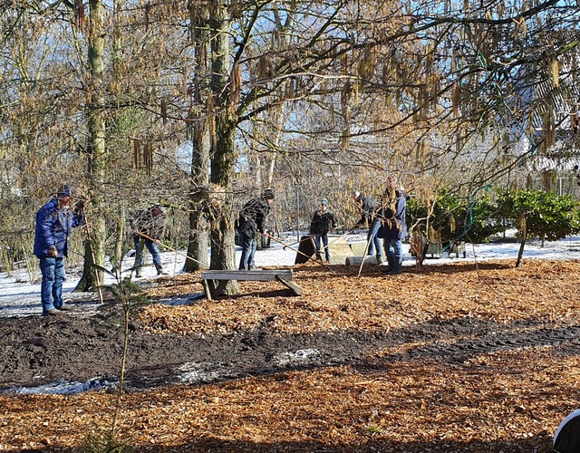 nldoet hallum klussen hoenderpark dieren kippen geiten schapen eenden hoender vrijwilligers doarpsbelang houtsnippers schoonmaken opruimen