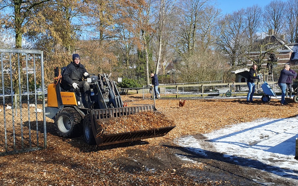 nldoet hallum klussen hoenderpark dieren kippen geiten schapen eenden hoender vrijwilligers doarpsbelang houtsnippers schoonmaken opruimen