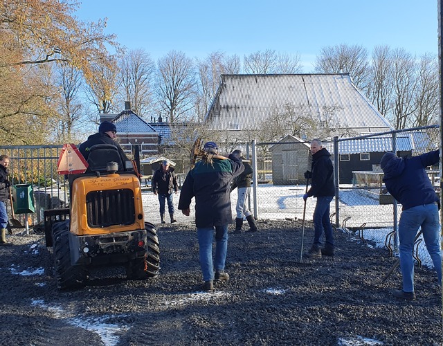 nldoet hallum klussen hoenderpark dieren kippen geiten schapen eenden hoender vrijwilligers doarpsbelang houtsnippers schoonmaken opruimen