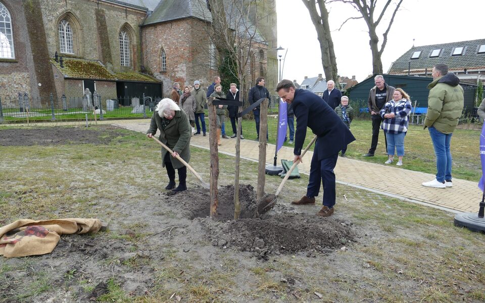 terpen en wierden hallum sint maarten kerk terp fruitboom bert koonstra marijke zegers doarpsbelang opening 