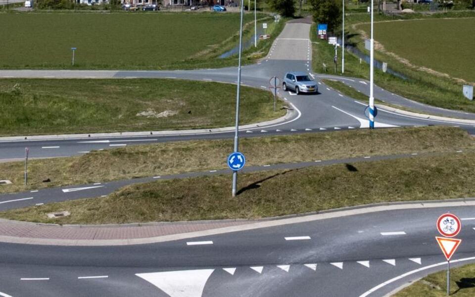 verkeer en vervoer rotonde ovonde weg vragen auto bus fiets wegen