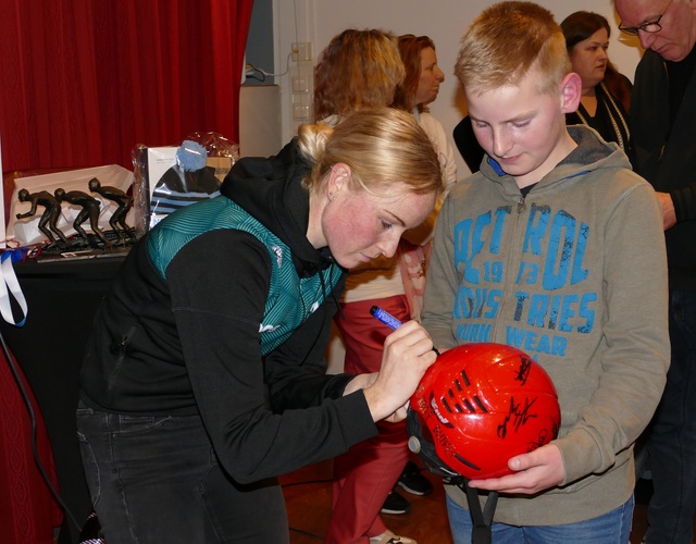 huldiging marijke groenewoud mfc trefpunt slagerij wip doarpsbelang hallum feest schaatsen kampioen