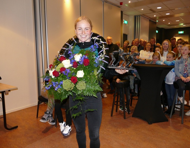 huldiging marijke groenewoud mfc trefpunt slagerij wip doarpsbelang hallum feest schaatsen kampioen