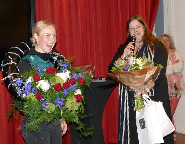 huldiging marijke groenewoud mfc trefpunt slagerij wip doarpsbelang hallum feest schaatsen kampioen