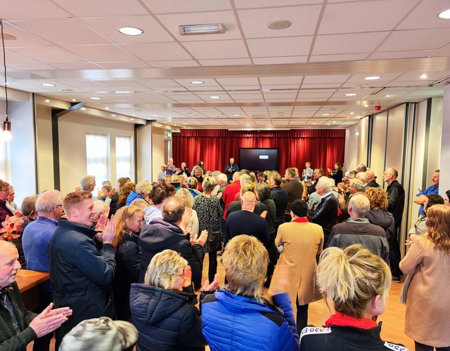 huldiging marijke groenewoud mfc trefpunt slagerij wip doarpsbelang hallum feest schaatsen kampioen