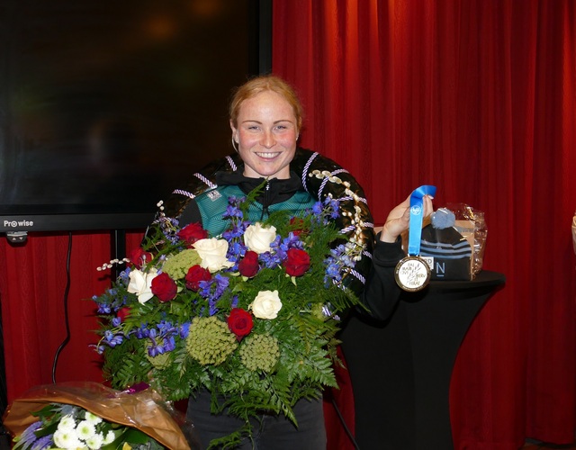 huldiging marijke groenewoud mfc trefpunt slagerij wip doarpsbelang hallum feest schaatsen kampioen