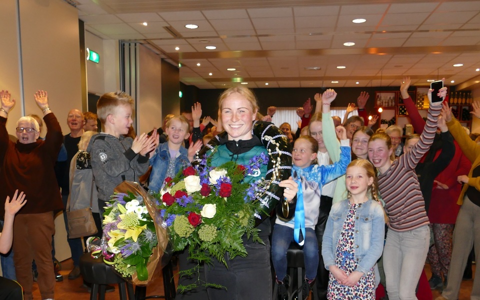 huldiging marijke groenewoud mfc trefpunt slagerij wip doarpsbelang hallum feest schaatsen kampioen