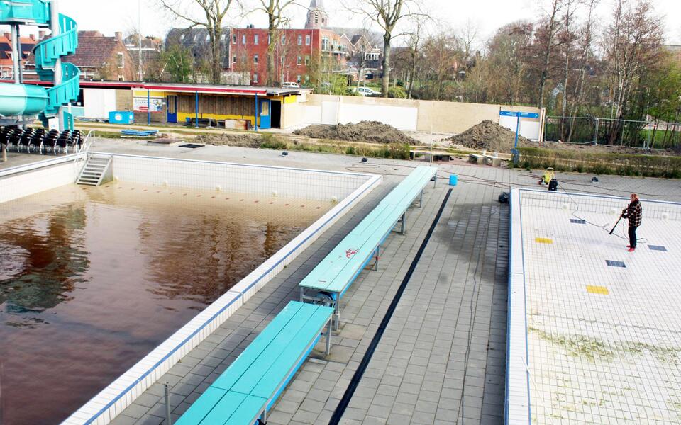 Schoonmaken openlucht zwembad 2023 hallum voorjaar 