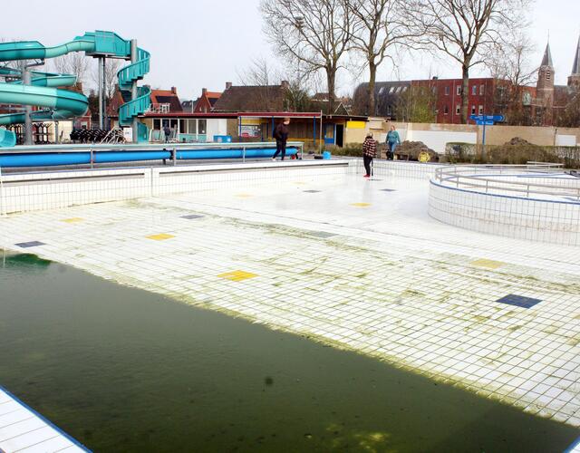 Schoonmaken openlucht zwembad 2023 hallum voorjaar 