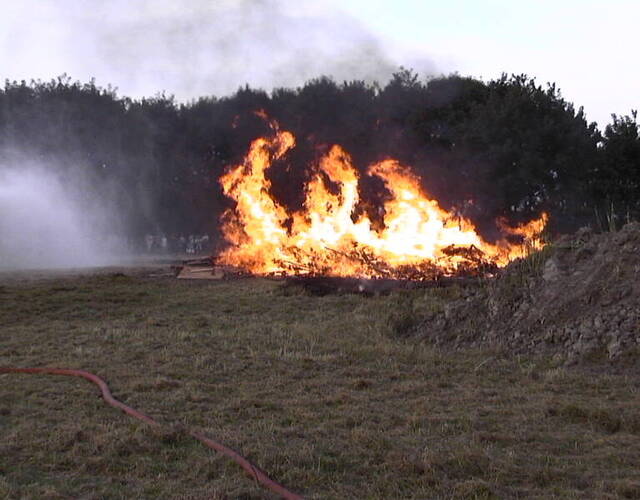 spikerdoarp hallum spijkers hutten bouwen pallets hout spijkerdorp pallet brand vuur dwinger derde dag  stapel