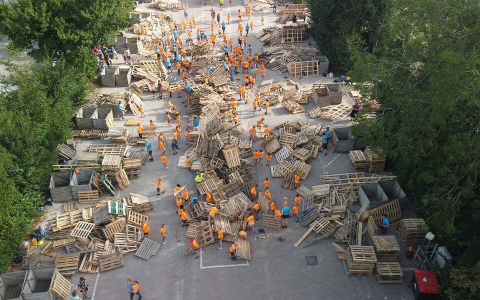 spikerdoarp hallum spijkers hutten bouwen pallets hout spijkerdorp pallet