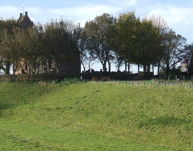De terp van Hegebeintum kerk ferwert bomen historie uniek  wandeltocht fan terp nei syl