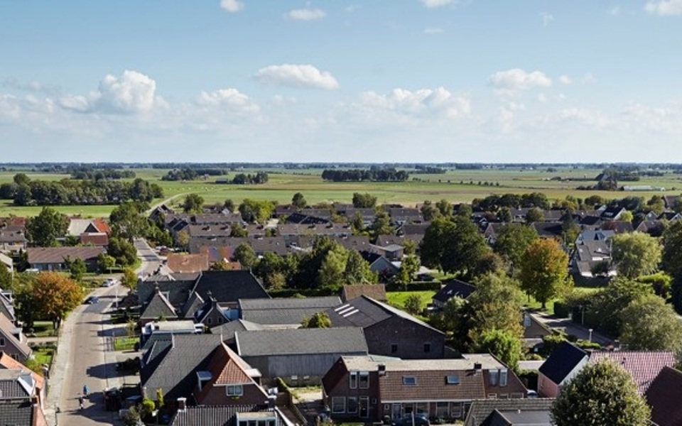 uitzicht hallum huizen landschap horizon klokkentoren kerk pgm hallum sint maartenkerk tjerkepaad 