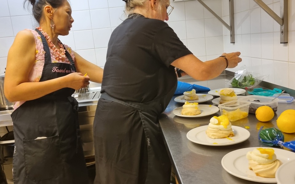 lunch eten brood klaarmaken keuken 12-uurtje gezellig samen