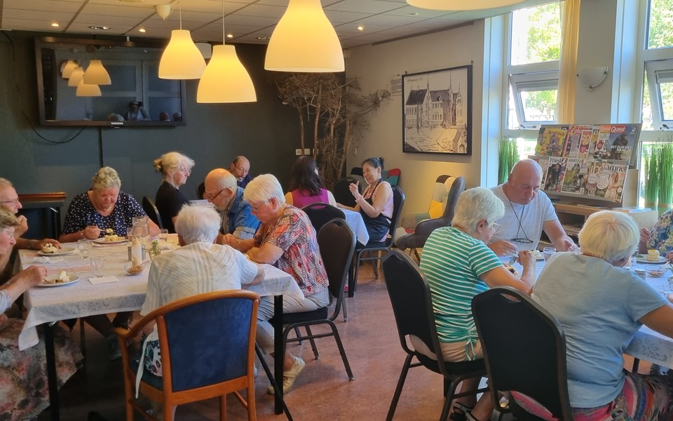 lunch eten brood klaarmaken keuken 12-uurtje gezellig samen