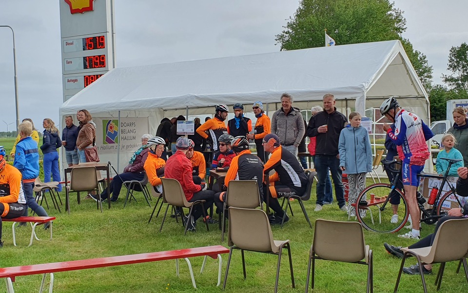 Koffie- en taartverkoop tent fiets elfstedentocht fietselfstedentocht zitten rustmoment taart cake koek