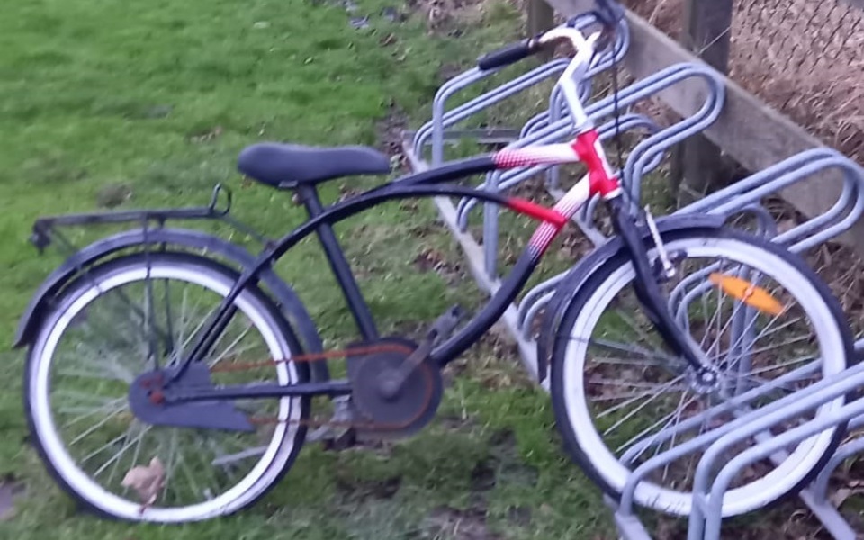 fiets gevonden jongen jongensfiets kinderfiets speeltuin fietsenrek gras