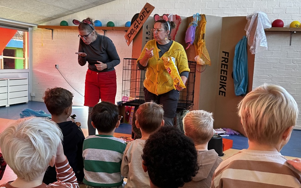 Kinderen kijken aandachtig naar de voorstelling “Twee schatjes van ratjes” op obs Op ’e Dobbe.
