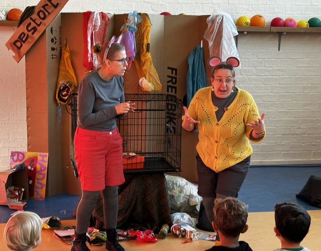 Juf Haakje en Adriana spelen de ratjes Knoop en Knaas met veel humor en muziek.