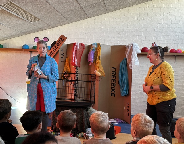 Juf Haakje en Adriana spelen de ratjes Knoop en Knaas met veel humor en muziek.