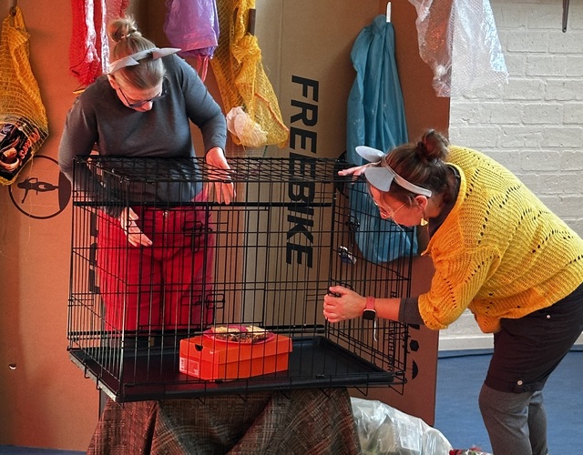 Decor van de voorstelling met kleurrijke ratjes, stroop en kaas op het toneel.