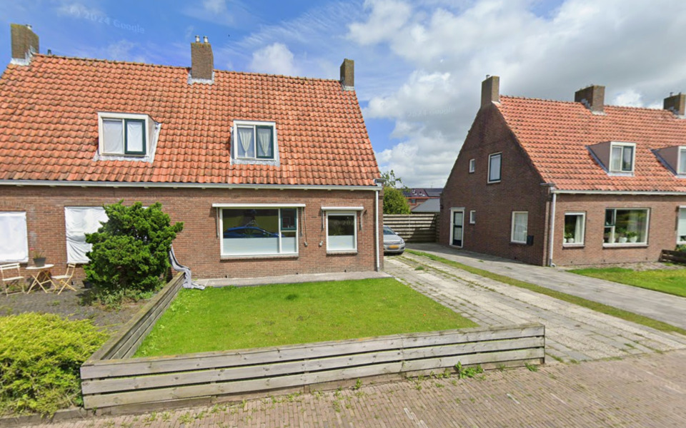 Straatbeeld van de huidige twee-onder-een-kapwoningen aan de Rondweg 5–11 in Hallum, met rode dakpannen, bakstenen gevels en voortuinen langs de straat.