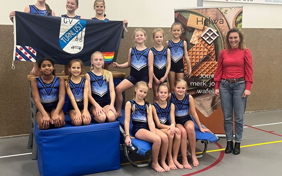 De springgroep schittert in nieuwe turnpakjes, mede mogelijk gemaakt door Helwa. Dank aan onze sponsor voor de prachtige bijdrage!