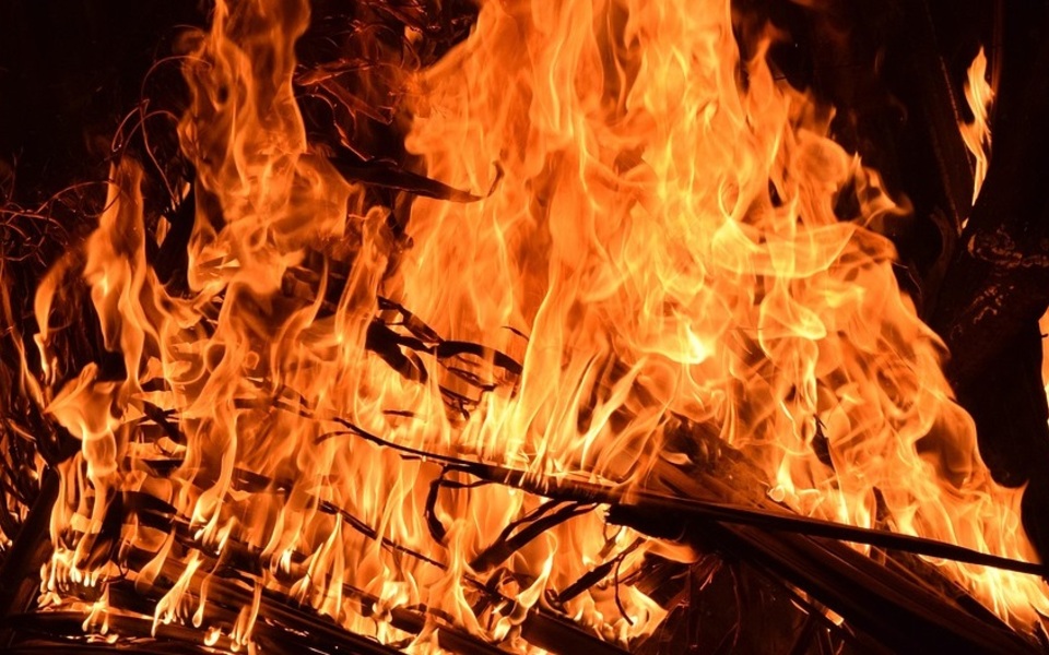 Vreugdevuur branden de takken hout vuur brand heet