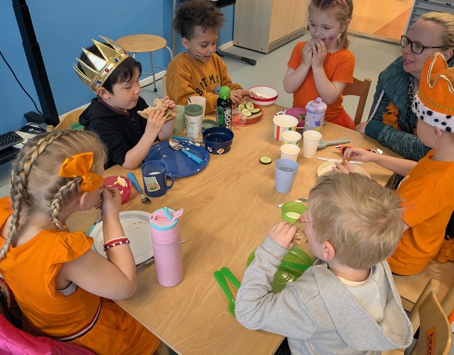 Koningsspelen 2025 op'e dobbe hallum basisschool kinderen spelletjes spelen oranje kleding ouders vrolijk blij 