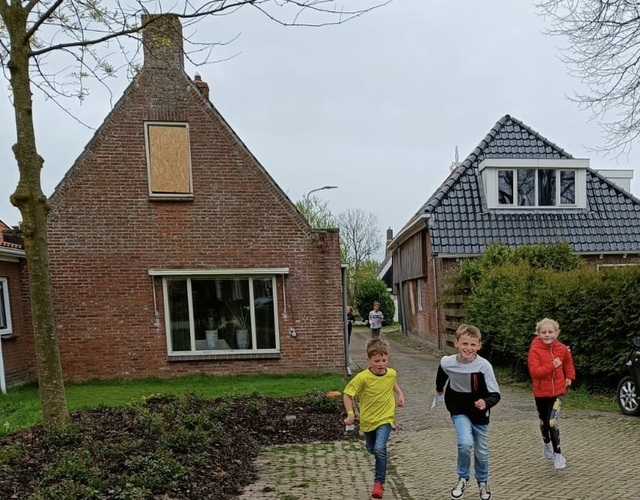 Koningsspelen 2025 op'e dobbe hallum basisschool kinderen spelletjes spelen oranje kleding ouders vrolijk blij