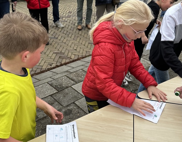Koningsspelen 2025 op'e dobbe hallum basisschool kinderen spelletjes spelen oranje kleding ouders vrolijk blij