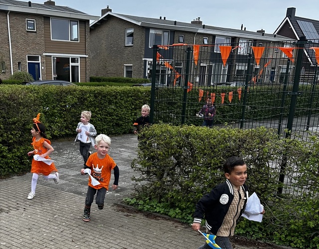 Koningsspelen 2025 op'e dobbe hallum basisschool kinderen spelletjes spelen oranje kleding ouders vrolijk blij