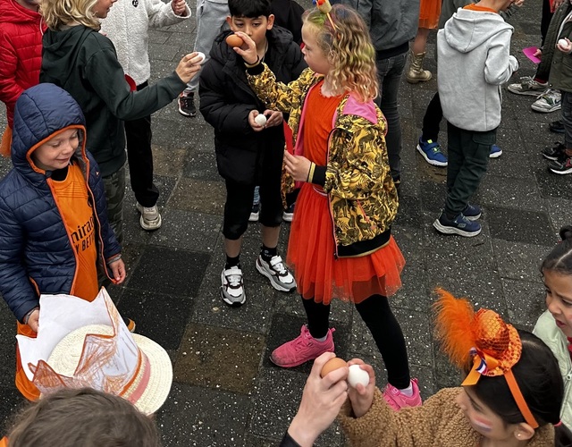 Koningsspelen 2025 op'e dobbe hallum basisschool kinderen spelletjes spelen oranje kleding ouders vrolijk blij 