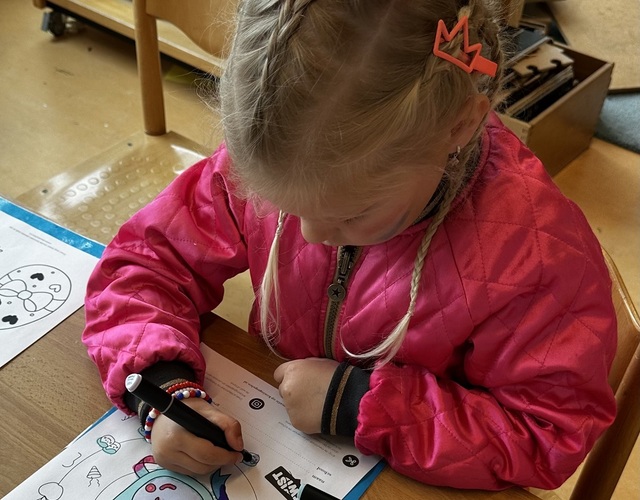 Koningsspelen 2025 op'e dobbe hallum basisschool kinderen spelletjes spelen oranje kleding ouders vrolijk blij 