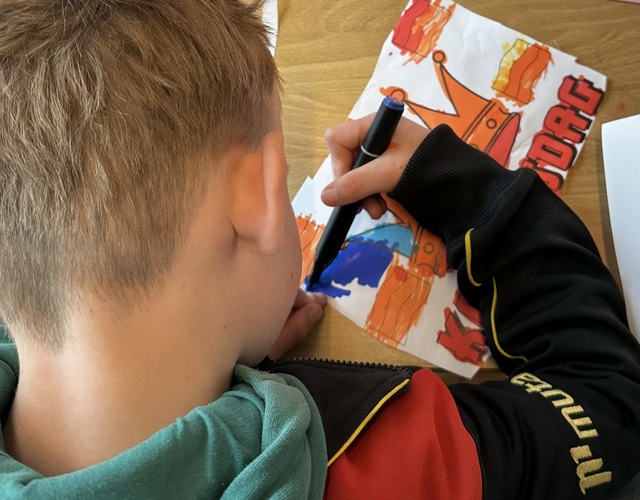 Koningsspelen 2025 op'e dobbe hallum basisschool kinderen spelletjes spelen oranje kleding ouders vrolijk blij 