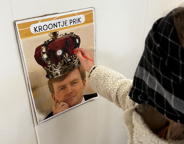 Koningsspelen 2025 op'e dobbe hallum basisschool kinderen spelletjes spelen oranje kleding ouders vrolijk blij 