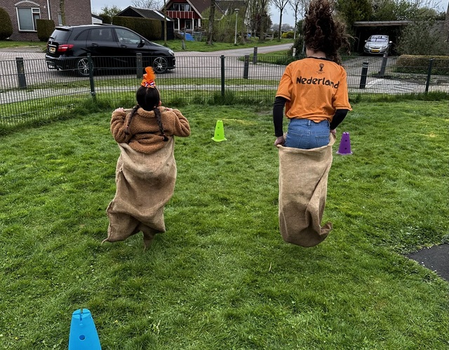 Koningsspelen 2025 op'e dobbe hallum basisschool kinderen spelletjes spelen oranje kleding ouders vrolijk blij 