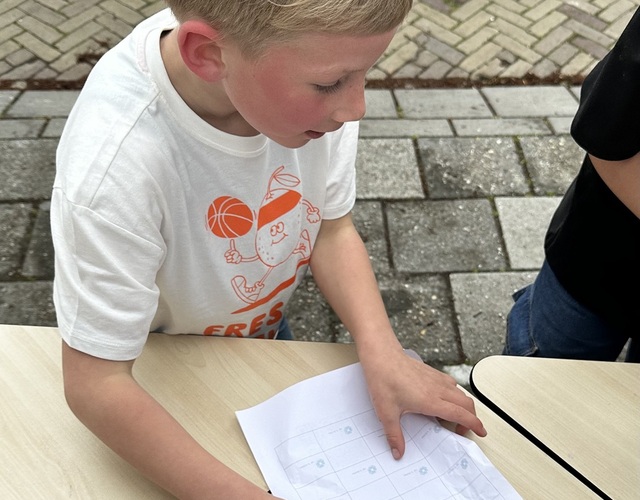Koningsspelen 2025 op'e dobbe hallum basisschool kinderen spelletjes spelen oranje kleding ouders vrolijk blij