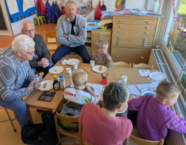 Nationale Pannenkoekdag Op'e Dobbe pannenkoek eten poedersuiker stroop eten bordje kinderen ouders opa oma pak beppe heit mem vader moeder