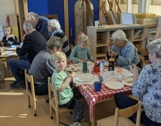 Nationale Pannenkoekdag Op'e Dobbe pannenkoek eten poedersuiker stroop eten bordje kinderen ouders opa oma pak beppe heit mem vader moeder